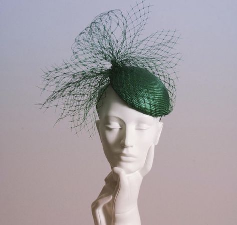 Green Fascinator, Sinamay Hats, Elegant Hats, Styling Ideas, Hair Styling, Fabric Flowers, Fascinator, Wedding Guest, Straw