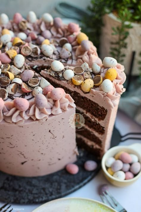 Easter Chocolate Cake, Small Easter Cakes, Simple Easter Cake, Mini Egg Cake, Easter Theme Birthday Cake, Easter Cake Decorating Ideas, Easter Cake Vegan, Easter Chocolate Cake Ideas, Spring Cake Ideas