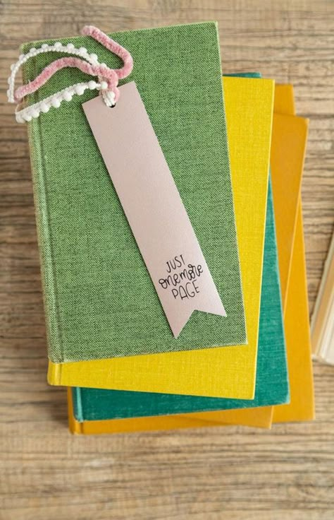 Cricut Leather Bookmark, Leather Bookmark Cricut, Leather Bookmark Diy, Cricut Leather Projects, Cricut Bookmarks, Simple Bookmarks, Faux Leather Bookmark, Leather Cricut, Faux Leather Crafts