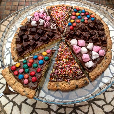 Candy Pizza, Pizza Cookie, Cookie Pizza, Junk Food Snacks, Pretty Dessert, Yummy Comfort Food, Sweet Snacks Recipes, Food Drinks Dessert, Delicious Snacks Recipes