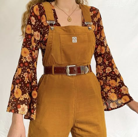 70s Inspired Outfits, Chique Outfit, Mode Hippie, 70s Inspired Fashion, 70s Outfits, Cooler Look, Vestidos Vintage, Hippie Outfits, 70s Inspired