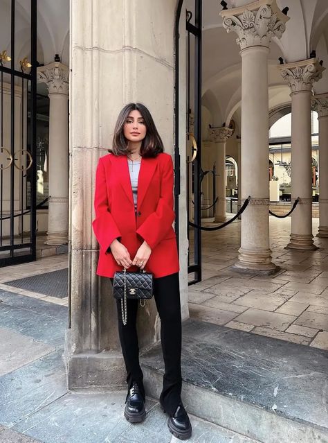 25 Stylish Blazer Outfits That You'll Want To Copy Red Blazer Outfit For Work, Red Blazer Outfit Casual, Cute Blazer Outfits, Chic Blazer Outfit, Red Blazer Outfit, Serve Board, Stylish Business Casual, Oversized Blazers, Business Casual Blazer