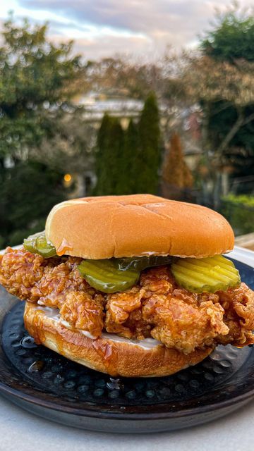 Wing Stop Chicken Sandwich, Spicy Healthy Recipes, Burger Meal Prep, Hot And Spicy Chicken Sandwich, Homemade Spicy Chicken Sandwich, Nashville Chicken Sandwich, Friend Chicken Sandwich, Wendy Spicy Chicken Sandwich, Chicken Sandwich Aesthetic