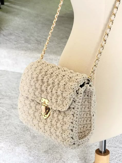 Try this free crochet bag pattern that is easy yet cute. The crochet bag pattern helps you make a cute crossbody bag or clutch with T shirt yarn. This is a crochet project that even beginners can make. Crochet Bag Ideas, Col Crochet, Purse Patterns Free, Tote Crochet, Crochet Purse Pattern Free, Free Crochet Bag, Micro Crochet, Crochet Storage, Handbags Patterns