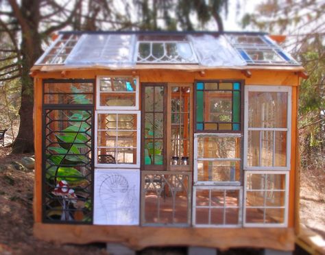 Beautiful upcycled windows Glass House Garden, Old Window Greenhouse, Wooden Greenhouse, Recycled Windows, Greenhouse Construction, Window Greenhouse, Recycled Window, Diy Greenhouse Plans, Glass Cabin