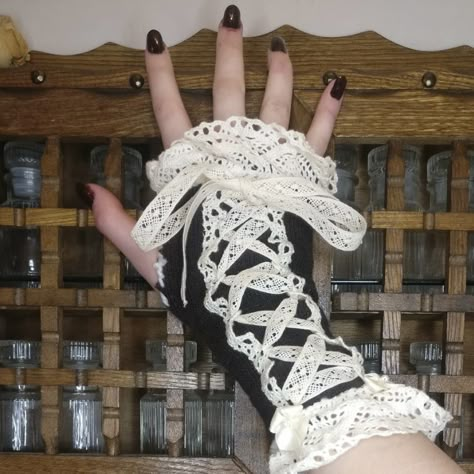 Aesthetic Black Accessories, Knitting Fingerless Gloves, Easy Cute Crochet, 일본 패션, Gloves Design, Diy Vetement, Working Women, The Empress, Cool Stuff