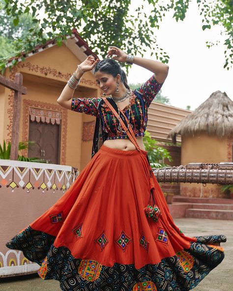 Moderate orange and black navratri lehenga with embroidery and mirror work with viscose rayon dupatta to draped in your style in this navratri festival ✨🧡 SHOP NOW 🛍️ gotifab.com [lehengacholi, navratri lehengas, navratri collection, garba outfits, navratri chaniya choli, lengha choli] #lehengacholi #navratrilehenga #navratricollection #chaniyacholis #garbaoutfits Dupatta Draping Styles, Dupatta Draping, Embroidery Mirror Work, Garba Outfit, Lehenga Choli Latest, Navratri Lehenga, Chaniya Choli Designs, Garba Dress, Orange Lehenga