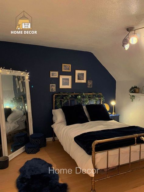 Blue Navy Room Bedroom, Midnight Blue Walls Bedrooms, Dark Blue Small Bedroom, Deep Blue Room Ideas, Bedroom Ideas Blue And Gold, Bedroom Ideas Royal Blue, Dark Blue Room Decor Bedroom Ideas, One Blue Wall Bedroom, Black And Navy Blue Bedroom