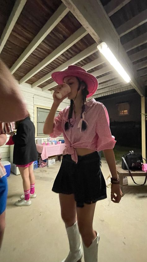 Cowgirl Barbie Outfit Ideas, Pink Cowboy Outfits For Women, Last Minute Cowgirl Costume, Cow Girl Outfits Party, Barbie Costume Aesthetic, Pink Cowgirl Outfits Halloween, Barbie Cowboy Outfit, Cowgirl Outfits Costume, Pink Cowgirl Party Outfit