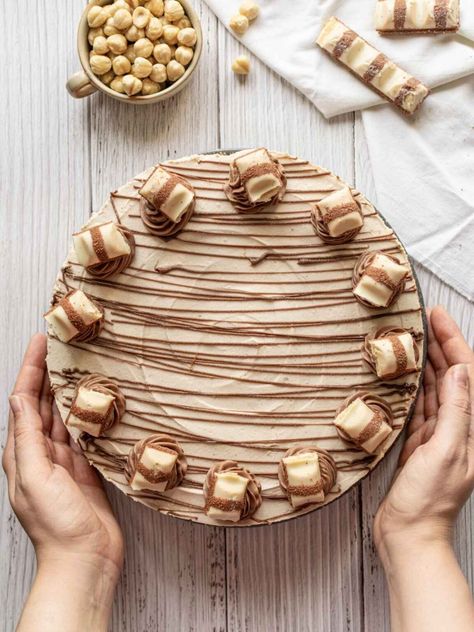 Kinder Bueno Cheesecake (No-bake) #SummerDessertWeek - SugarYums Kinda Bueno Cheesecake, Bueno Cheesecake Recipe, Kinder Cheesecake Recipe, Kinder Bueno Cheesecake Recipe, Kinderbueno Cake, Bueno Cheesecake, Cookies Bouquet, Bueno Cake, Flower Cookies Bouquet