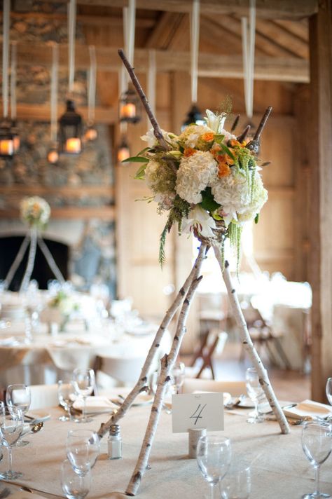 tall birch log centerpieces with white, green and yellow flowers | rustic wedding reception | photo: paigeelizabeth.net Bridesmaid Theme, Affordable Wedding Centerpieces, Deco Champetre, Halloween Decor Diy, Tafel Decor, Theme Vintage, Christmas Tree Decorations Diy, Rustic Wedding Centerpieces, בר מצווה