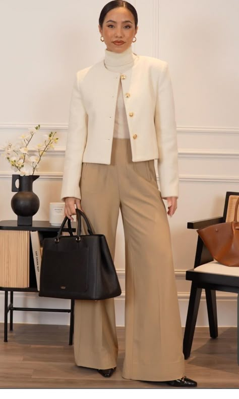 Tweed Jacket Outfit Formal, Jeans And Beige Blazer Outfit, Chanel Office Outfit, Cream Tweed Blazer Outfit, White Jacket Outfit Dressy, Classic Gamine Style, Outfit Pantalon Beige, Beige Trousers Outfit, Tweed Blazer Outfit