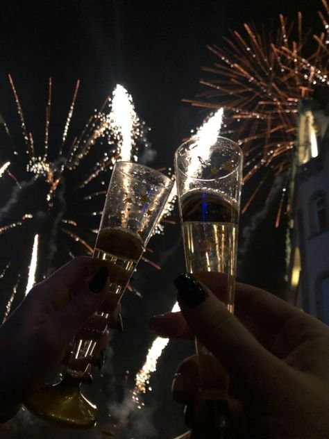 New Years Esthetics, New Year Asethic, Cheers Pictures Drinks, New Years Kiss Aesthetic, Champagne Cheers Aesthetic, New Year Celebration Photography, New Year Fireworks Aesthetic, New Years Widgets, Happy New Year 2023 Aesthetic