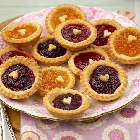 Little tarts of jammy sweetness. Perfect to make with a selection of homemade jams. Afternoon tea is just not the same without this Mini Jam Tarts Recipe! Cottagecore Cooking, Jubilee Ideas, Recipes Biscuits, Pink Plate, Easy Jam, Homemade Jams, Pineapple Jam, Tarts Recipe, Jam Tarts