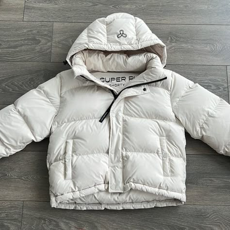 ARITZIA - Tna Super Puff Shorty Puffer Jacket Aritzia, Winter Jacket Inspo 2024, Super Puff Shorty Aritzia Outfit, Super Puff Aritzia Outfit, Aritzia Winter Jacket, Super Puff Outfit, The Super Puff Aritzia, Aritzia Puffer Jacket, Superpuff Aritzia