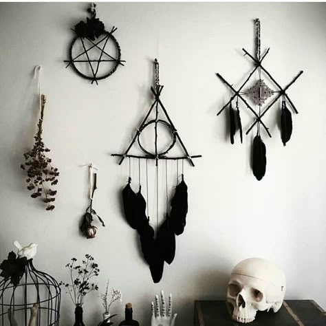 Atrapasueños Diy, Wiccan Decor, Pagan Crafts, Witchy Crafts, Goth Home Decor, Goth Decor, Dream Catcher Diy, Witchy Decor, Witch Decor