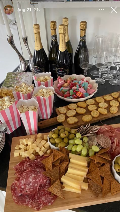 21st Birthday Food Table, Party Snacks Aesthetic, Small Party Food Ideas, Small Party Ideas, Birthday Food Table, Bday Party Food, Prom Food, Bday Food, House Party Ideas