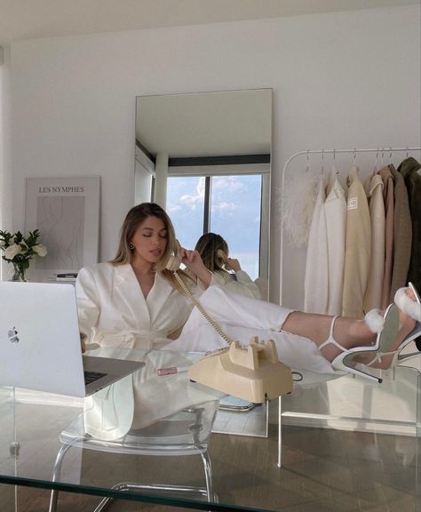 Luxe Mom Aesthetic, Boss Mom Aesthetic, Independant Woman Aesthetic, Rich Boss Lady Aesthetic, Businesswomen Aesthetic, Gigi 2023, Businesswoman Aesthetic, Bougie Girl, Photographie Indie