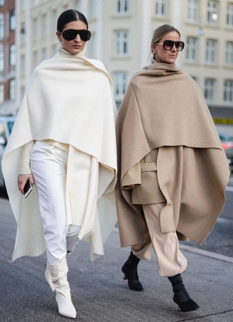 The 15 Most Stylish Designer Capes to Invest In This Season Poncho Outfit, Cape Outfit, Cape Sweater, Copenhagen Fashion Week, Cape Coat, Poncho Cape, Outfit Trends, 가을 패션, Mode Inspiration