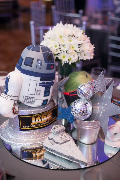 Star Wars Prom, Star Wars Centerpiece, Star Wars Bar, Star Wars Decorations, Decoracion Star Wars, Star Wars Baby Shower, Star Wars Theme Party, Star Wars Party Ideas, Dinner Party Decorations