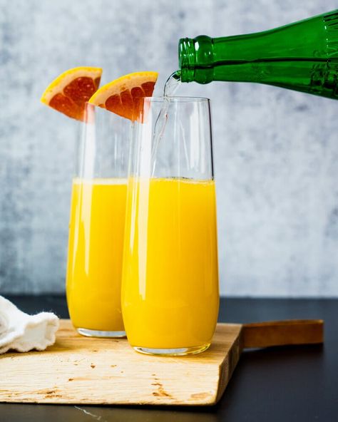 This non alcoholic mimosa is bubbly and refreshing: the perfect virgin drink for kids or people avoiding alcohol! #mimosa #nonalcoholicmimosa #virginmimosa #mocktail #mimosamocktail #kiddiecocktail Drinks With Orange Juice Non Alcoholic, Mocktail Recipe With Ginger Ale, Orange Juice Drinks Non Alcoholic, Drinks Virgin, Sunrise Mimosa, Mimosa Mocktail, Non Alcoholic Mimosa, Mimosa Recipes, Ginger Ale Cocktail