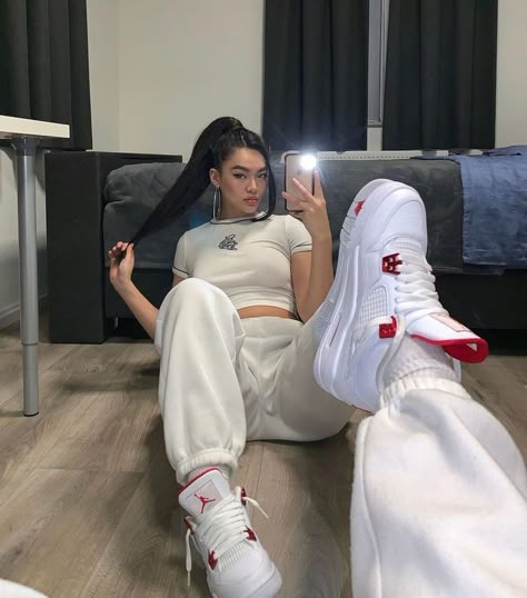 Retro 4 Outfits, Streetwear Mode, Outfit Mujer, Tomboy Style Outfits, Air Jordan 4, Streetwear Fashion Women, Baggy Pants, Swaggy Outfits, Simple Trendy Outfits