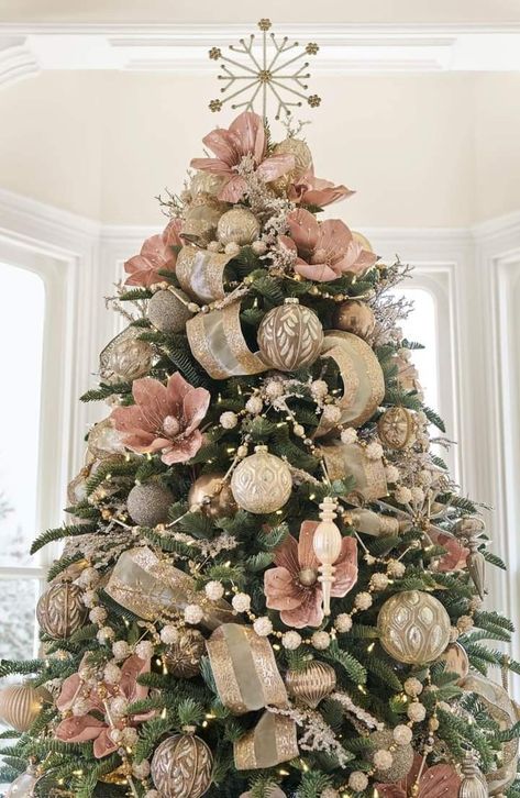 Rose Gold Xmas Tree Decorating Ideas, White Champagne Christmas Decor, White Tree Gold Decorations, Christmas Tree With Rose Gold Ornaments, Earth Toned Christmas Decor, White And Metallic Christmas Tree, Sage And Pink Christmas Tree, Modern Christmas Exterior Decor, Angels Christmas Tree