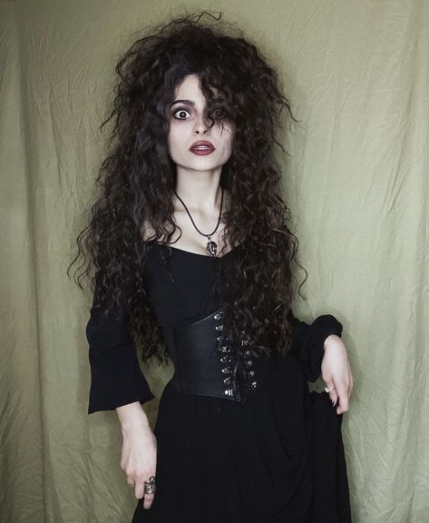 Bellatrix Halloween, Bellatrix Lestrange Costume, Black Hair Halloween Costumes, Black Dress Halloween Costume, Theme Nights, Movie Character Costumes, Pretty Halloween, Bellatrix Lestrange, Halloween Costume Outfits