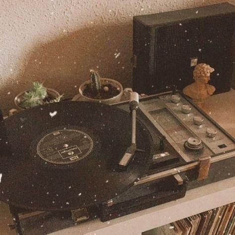 Vintage Record Aesthetic, Video Recorder Aesthetic, Old Record Player Aesthetic, Cactus Aesthetic Vintage, Vintage Records Aesthetic, Vintage Record Player Aesthetic, Aesthetic Record Player, Old Fashioned Record Player, Record Aesthetic