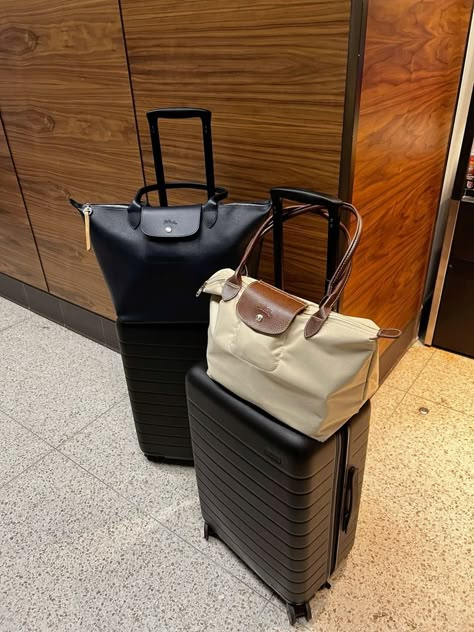 Longchamp Travel Bag, Everyday Bag Essentials, Airport Aesthetic, Airport Fits, Longchamp Bag, Longchamp Bags, Bag Essentials, In My Bag, Essential Bag