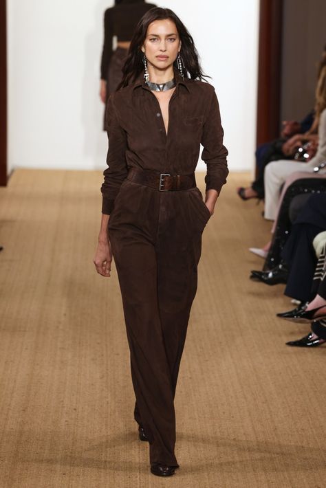 Ralph Lauren Fall 2024 Collection Ralph Lauren 80s Fashion, Ralph Lauren Runway 2024, Ralph Lauren Work Outfits, English Heritage Fashion, Ralph Lauren Thanksgiving, Ralph Lauren Fall 2024, Natural Dramatic Style, Fw 2024 2025 Fashion Trends, Ralph Lauren Inspired Outfits