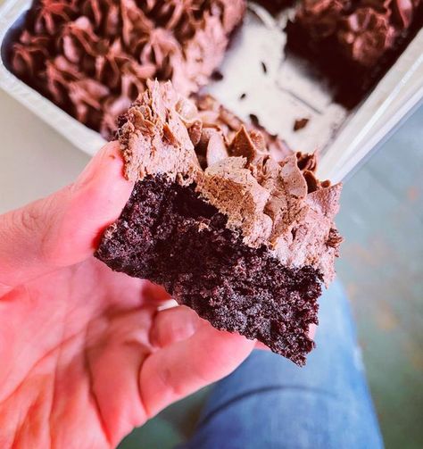 Julie Van Rosendaal on Instagram: "Deep n’ Delicious cake!! This recipe happens to be vegan- I made it for a friend years ago, and now it’s one of my go-to cakes. It’s moist and squidgy, and I always bake it in two foil pans from the dollar store to complete the Deep n’ Delicious effect, but also for ease of sharing. (And if you’re not sharing, one can go into the freezer without losing one of your baking pans!) 1 Tbsp lemon juice 1 cup oat, coconut or other non-dairy milk 2 cups all-purpose fl Marshmallow Ice Cream, Non Dairy Milk, Premium Ice Cream, Square Cake Pans, Dessert Ingredients, Frozen Cake, Delicious Cake, Toasted Marshmallow, Ice Cream Flavors