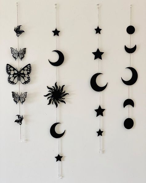 Craft For Hanging, Decorative Room Ideas, Black And White Diy Decor, Diy Crafts Wall Hangings, Black Room Wall Decor, Wall Decor Bedroom Diy Art Ideas, Diy Black Wall Decor, Diy For Room Decor Easy, Cute Wall Hanging