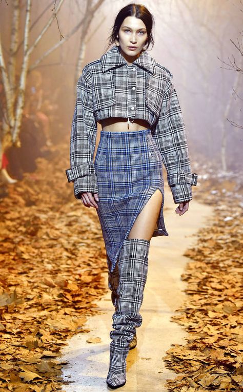 Bella Hadid from The Big Picture: Today's Hot Photos Plaid party! The model works it on the runway during the Off-White show during Paris Fashion Week. Scotland Fashion, Maxi Frocks, Haute Couture Style, Tweed Fashion, Tartan Fashion, Runway Outfits, Scottish Fashion, Fashion Week 2018, Plaid Outfits