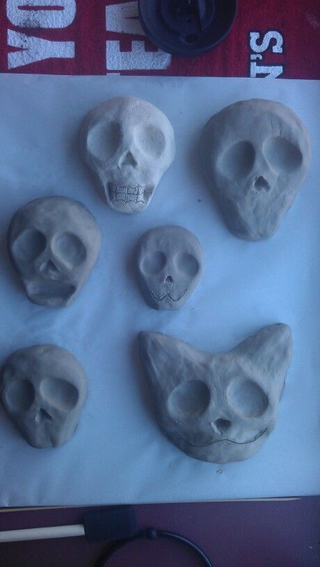 Clay Sugar Skulls Clay Skulls Diy, Clay Art Pieces, Clay Crafts Alt, Stone Clay Ideas, Y2k Clay Ideas, Emo Clay Ideas, Creepy Clay Ideas, Grunge Clay Ideas, Grunge Clay Art