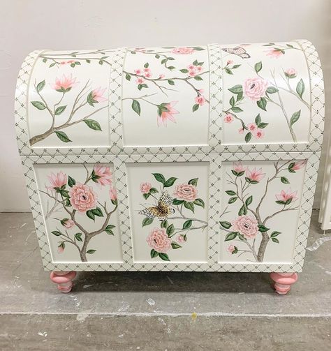 AFK Furniture on Instagram: “Such a pretty painted chest we made!  What would you use it for? A Hope Chest?  A Costume Chest?  Blanket Chest?” Vintage Toy Box Ideas, Chest Box Design, Toy Chest Painting Ideas, Hope Chest Decorating Ideas, Vintage Toy Chest, Hope Chest Diy, Afk Furniture, Girls Toy Chest, Diy Kids Room Ideas