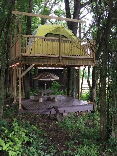 Camping Tree House, Tree House Camping, Camp Building Ideas, Diy Campsite Ideas, Treehouse Platform Simple, Tent Platform Camping, Pallet Tent Platform, Camping Places Design, Camping Ground Ideas