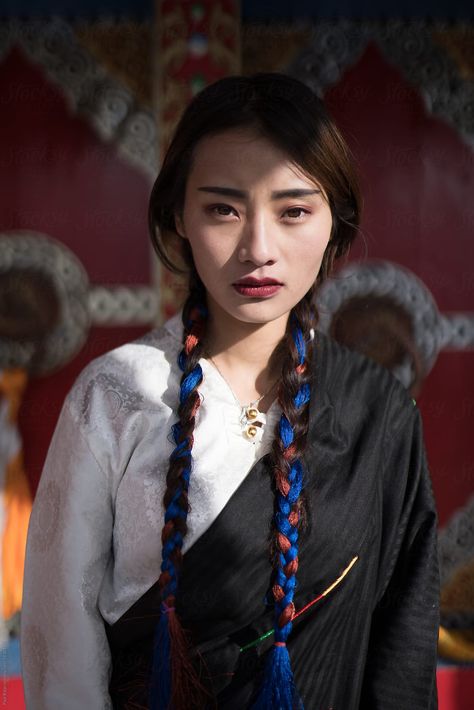 Tibetan Clothing, People Of The World, Portrait Inspiration, Interesting Faces, Historical Fashion, Drawing People, Beautiful Photography, Young Woman, Tibet