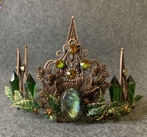 Part of the elements series this Earth tiara has a wonderful labradorite for the focal and green leaves that have been painted with just a touch of gold. Fantasy Crown Queens, Nature Crown, Fantasy Crown, Crown Aesthetic, Crown Art, Nature Goddess, Fairy Crown, Forest Elf, Crystal Headpiece