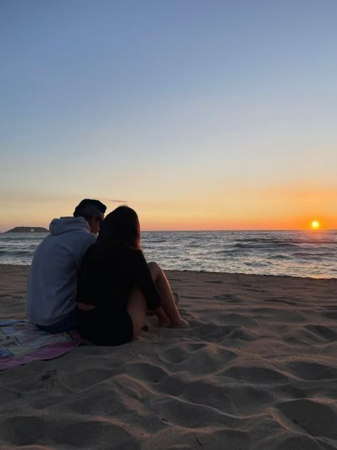 Cute Faceless Couple Pictures, Sunrise Couple Pictures, Anniversary Aesthetic, Couples Beach Photography, Couple Beach Pictures, Daily Picture, Shotting Photo, Beach Photography Poses, Couple Picture Poses