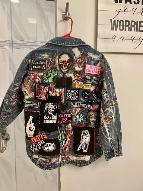 Customized jean jacket Edgy Jean Jacket Outfit, Pin Jacket Denim, Band Jean Jacket, Painted Jacket Aesthetic, Patch Work Jean Jacket, Jean Jacket Decorated, Black Jean Jacket Painted, Black Jacket With Patches, Jacket Painting Aesthetic