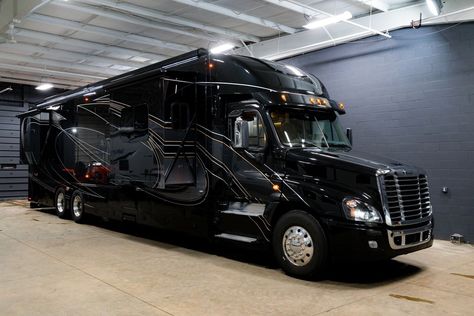 2018 Show Hauler 45ft Bunkhouse Super C Freightliner Chassis Motorhome Rv Sale Camper Air Conditioner, Super C Rv, Rv Motorhomes, Luxury Motorhomes, Luxury Rv, Rv Truck, Detroit Diesel, Suv Trucks, Campers For Sale