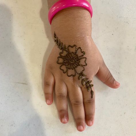 Baby Hena Designs, Mehndi Designs For Bignners, Children Mehndi Design Easy, Henna For Kids Easy, Baby Mehndi Design Simple, Small Kids Mehndi Designs, Children Mehndi Design, Kids Mehndi Designs Children, Mehndi Designs For Children