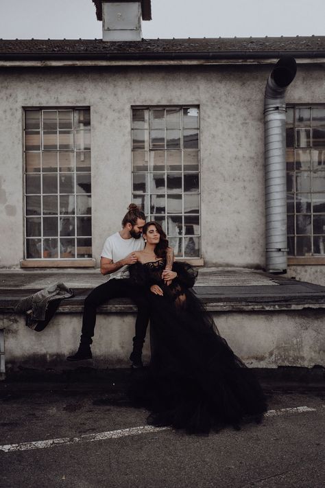 Gothic Wedding Photoshoot Ideas, Goth Wedding Photoshoot, Gothic Wedding Photo Ideas, Gothic Wedding Poses, Gothic Bridal Photoshoot, Modern Glam Wedding, Black Tulle Dress, Edgy Bridal, Romantic Engagement Photos