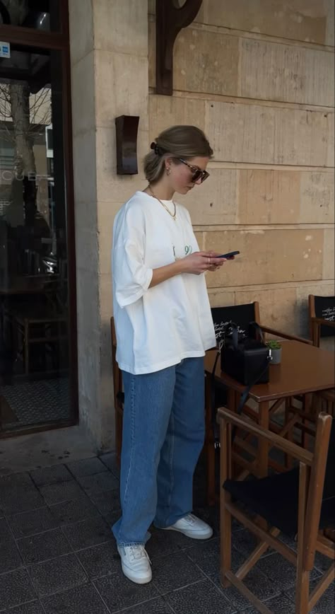 Oversize Look Style, Long Tshirt Outfit Jeans, Big Tshirt And Jeans Outfit, Oversized White Jeans Outfit, Summer Outfit Minimalistic, Cool Minimalist Outfits, Big White Tshirt Outfits, Outfit Of The Day Casual, Over Sized T Shirt Outfit Jeans