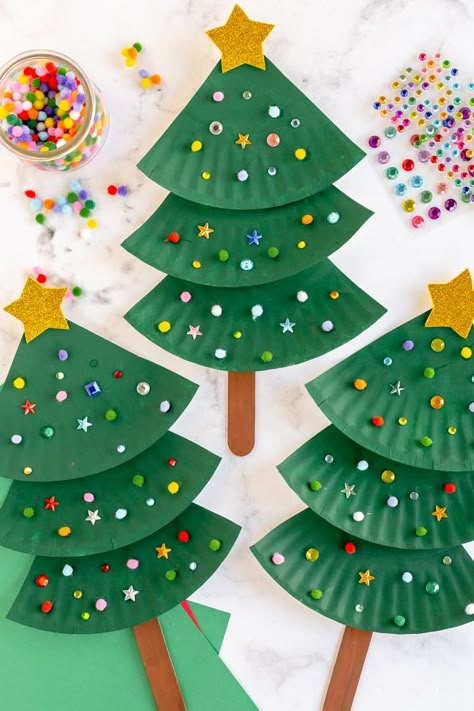 Paper Plate Ornaments, Christmas Construction Paper Crafts For Kids, Pom Pom Christmas Crafts, Christmas Construction Paper Crafts, Christmas Crafts With Paper, Crafts With Paper Plates, Paperplate Christmas Crafts, Christmas Tree Craft Ideas, Christmas Tree Crafts For Kids