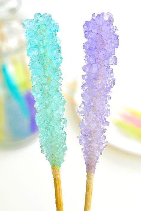 Unleash the fun of science in your own kitchen! Learn how to make rock candy with this easy homemade candy recipe! It's so cool to watch the sugar crystals growing each day! This is such a fun and educational recipe for both kids and adults - and the results are delicious! Christmas Rock Candy, Homemade Rock Candy, Rock Candy Recipe, Making Gummy Bears, Make Rock Candy, How To Make Rocks, Candy Experiments, Rock Candy Sticks, Candy Videos