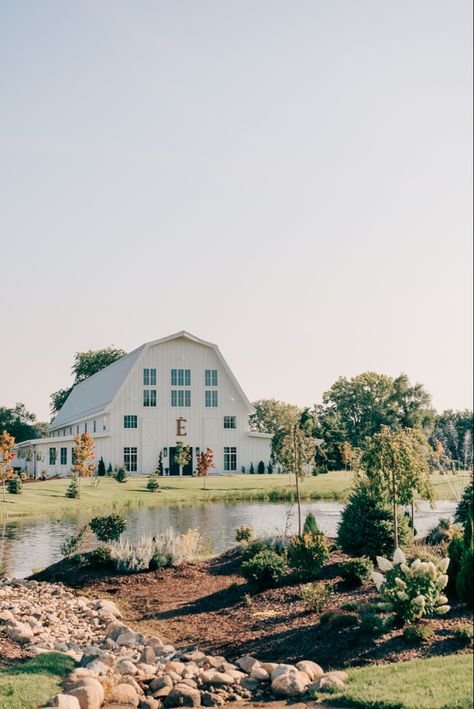 Wedding venue Country Modern Wedding Ideas, Farm Wedding Venues, Wedding Venues Modern Farmhouse, Wedding Venue Farm, Farmhouse Wedding Venue Ideas, Barndominium Wedding, Barn Style Wedding Venues, Wedding Venue Country, Wedding Parking