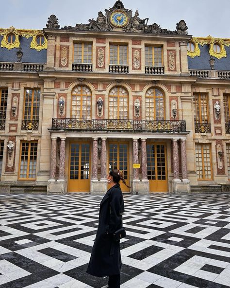 The palace of versailles in winter Versailles Palace Photo Ideas, Versailles Instagram Pictures, Palace Of Versailles Photo Ideas, Versailles Photo Ideas, Versailles Aesthetic, Vacation Poses, The Palace Of Versailles, Palace Of Versailles, Paris Trip