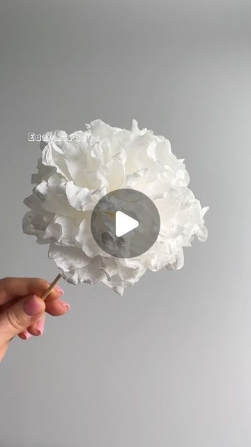 Diy Flower Easy, Diy White Flowers, Cute Paper Things To Make, Paper Flower Craft Ideas, Cute Diy Flowers, Cool Craft Ideas Diy, Crap Paper Flower, How To Make Diy Flowers, Diy Floral Wall Decor